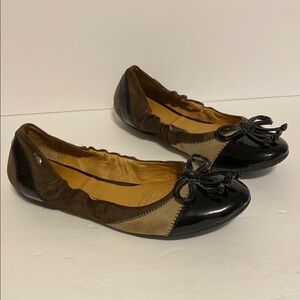 Nurture FlexibleTwo-Tone Ballet Flats Patent Leather Cap Toe Suede Bows Dainty